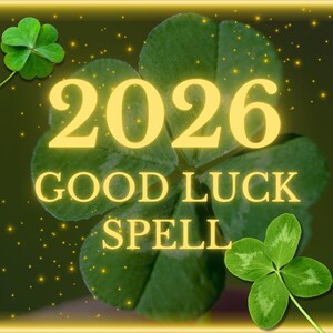 以下が含まれることがあります： 四つ葉のクローバーと「2026 GOOD LUCK SPELL」の文字が輝く黄色で描かれたデジタルグラフィック。隅にはさらに2つの四つ葉のクローバーがあります。背景は、黄色のきらめきのある濃い緑色です。