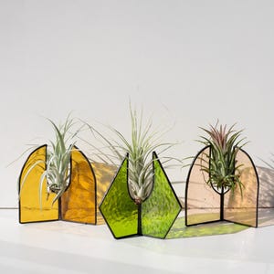 Könnte beinhalten: Handgefertigtes Holzschild mit dem Text "Welcome to our home" in handschriftlichem Stil. Das Schild ist weiß lackiert mit einem Used-Look und einem dunkelbraunen Rand. Für den Innen- und Außenbereich geeignet.