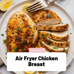 以下が含まれることがあります： エアフライヤーで調理された鶏むね肉の皿。丸ごと1つとスライスされたものがいくつかあります。鶏肉はハーブとスパイスで黄金色に焼かれています。皿にはレモンスライスとフォークが含まれています。画像には「Air Fryer Chicken Breast」と書かれています。