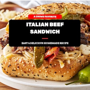 Può includere: Primo piano di un panino con carne italiana su un panino al sesamo, farcito con carne, peperoni e cipolle. L'immagine include il testo "A Crowd Favorite" e "Italian Beef Sandwich - Easy & Delicious Homemade Recipe."