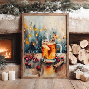 Op de afbeelding: Een ingelijste aquarelprint toont een warm drankje met appelschijfjes en een kaneelstokje in een glazen mok. Rode veenbessen en extra kaneelstokjes liggen op een houten oppervlak. De achtergrond heeft een wazig, kleurrijk bokeh-effect, wat een gezellige winterse scène creëert.