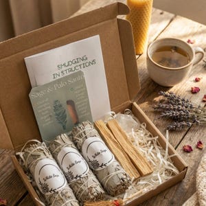 Könnte beinhalten: Ein Set aus drei Keramikbechern mit gesprenkelter, matter Oberfläche. Jeder Becher hat eine andere Farbe: hellblau, cremefarben und grau. Die Becher haben ein schlichtes, modernes Design und einen bequemen Griff.