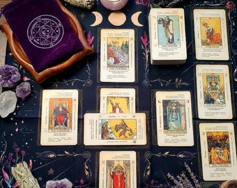 ¡ENVÍO GRATIS! ¡Envíos solo al Reino Unido! El kit de cartas del tarot incluye: 78 cartas del tarot con su significado inverso, paño para tarot con cruz celta y bolsa para cartas del tarot.