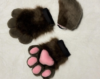 Conjunto de pata e rabo de coelho marrom com apito.