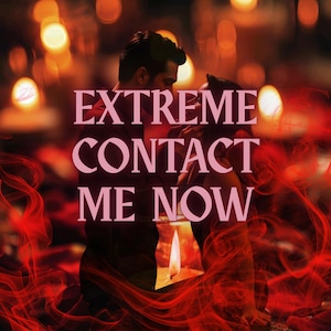 Op de afbeelding: Afbeelding met de tekst "EXTREME CONTACT ME NOW" in roze. De wazige achtergrond toont twee mensen en kaarslicht. De afbeelding heeft een romantisch thema met rode en oranje tinten.