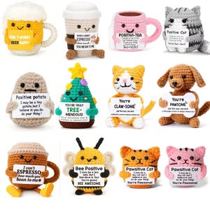 Op de afbeelding: Een verzameling gehaakte pluche dieren, waaronder een bierpul, een koffiekopje, een theekopje, een kat, een aardappel, een kerstboom, een kat, een hond, een koffiekopje, een bij, een kat en een kat. Elk pluche dier houdt een bord vast met een inspirerende boodschap.