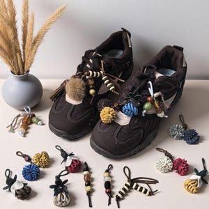 Puede incluir: Un juego de tres cuencos de cerámica apilables de diferentes tamaños. Los cuencos presentan un esmalte blanco roto moteado con una superficie ligeramente texturizada. Cada cuenco tiene una forma redondeada y un diseño simple y minimalista.