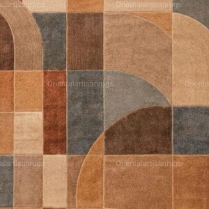 Op de afbeelding: Een close-up van een geometrisch tapijt met een patroon van vierkanten en bogen. Het tapijt heeft een kleurenpalet van bruin, beige en grijs. Het ontwerp omvat vierkanten en halve cirkels, waardoor een moderne, abstracte uitstraling ontstaat. De tekst "Orientalartisanrugs" is zichtbaar.