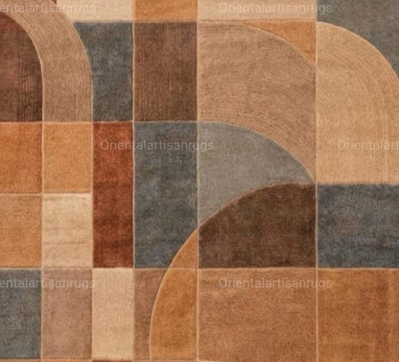 Op de afbeelding: Een close-up van een geometrisch tapijt met een patroon van vierkanten en bogen. Het tapijt heeft een kleurenpalet van bruin, beige en grijs. Het ontwerp omvat vierkanten en halve cirkels, waardoor een moderne, abstracte uitstraling ontstaat. De tekst "Orientalartisanrugs" is zichtbaar.