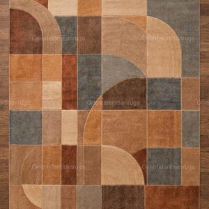 Op de afbeelding: Rechthoekig vloerkleed met een geometrisch ontwerp in bruin, beige en grijstinten. Het patroon bevat vierkanten en gebogen segmenten. Het vloerkleed is gemaakt van een zacht materiaal en is geschikt voor een woon- of slaapkamer. De afmetingen van het vloerkleed zijn in centimeters.