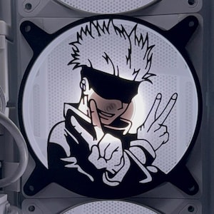 Könnte beinhalten: Innenraum eines Computergehäuses mit drei weißen Lüftern. Der mittlere Lüfter zeigt eine schwarz-weiße Grafik einer Figur, die ein Friedenszeichen macht. Die Lüfter sind mit einem sanften Schein beleuchtet.