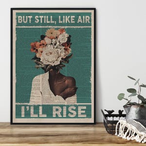 Puede incluir: Una lámina de arte mural enmarcada que muestra una figura de piel oscura con un gran ramo de flores como cabeza. El fondo es una página de texto de color verde azulado. El texto blanco en la parte superior dice BUT STILL, LIKE AIR y abajo I'LL RISE.