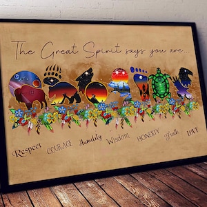 Op de afbeelding: Ingelijste print met de tekst "The Great Spirit says you are..." met kleurrijke illustraties van dieren en de natuur. De print bevat woorden als "Respect", "Courage" en "Love".