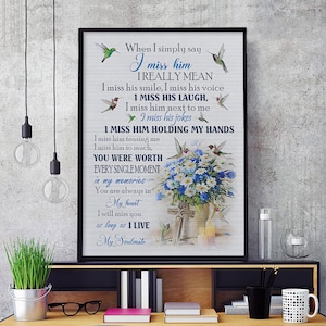 Puede incluir: Un cuadro decorativo con el texto When I simply say I miss him I REALLY MEAN I miss his smile, I miss his voice I MISS HIS LAUGH, I miss him next to me I miss his jokes I MISS HIM HOLDING MY HANDS, decorado con colibríes y flores.