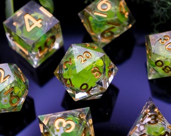 Lucky Clover - Handgefertigtes Epoxidharz D&D Würfelset mit Kleemotiv