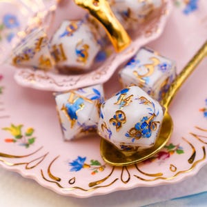 Porcelain Dream - Handgjorda D&D-tärningar i harts med porslinsmotiv