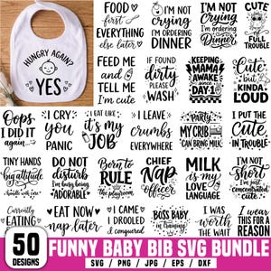 Op de afbeelding: Een wit slabbetje met de zwarte tekst Hungry Again? Yes en een afbeelding van een babygezichtje. De afbeelding toont ook een verzameling van 50 zwart-witte digitale ontwerpen met diverse humoristische teksten voor slabbetjes.