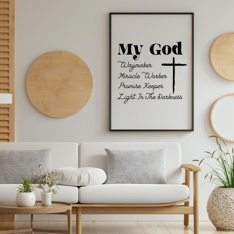 Peut inclure: Une affiche encadr&eacute;e avec les mots "My God" et d'autres phrases, dont "Waymaker" et "Light In The Darkness", en noir. Une croix noire est &agrave; c&ocirc;t&eacute; du texte. L'affiche est affich&eacute;e sur un mur blanc avec un d&eacute;cor en bois et un canap&eacute; blanc.