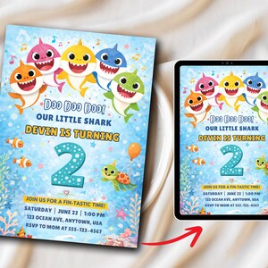 Op de afbeelding: Een blauwe uitnodigingskaart met cartoon haaien, vissen en een schildpad. De tekst luidt "Doo Doo Doo! Our Little Shark Devin is Turning 2." Bevat evenementdetails: zaterdag 22 juni, 13:00 uur en RSVP.