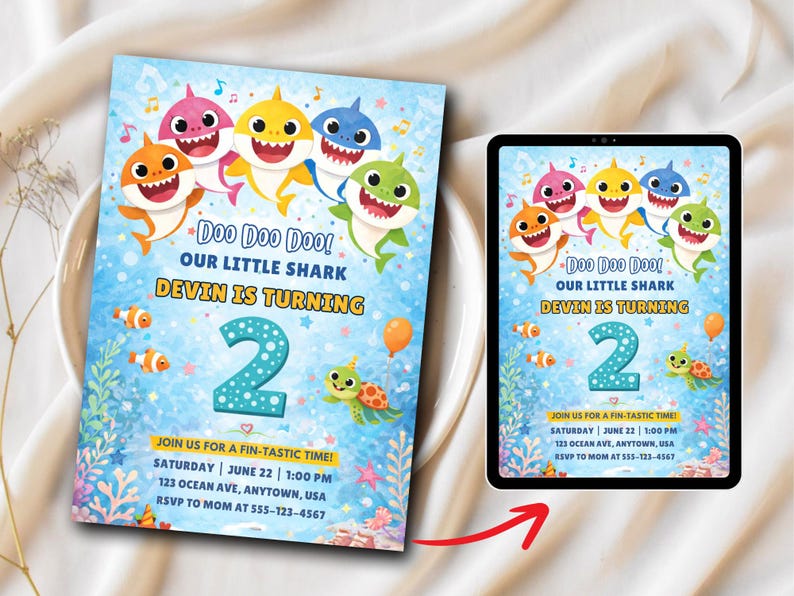 Op de afbeelding: Een blauwe uitnodigingskaart met cartoon haaien, vissen en een schildpad. De tekst luidt "Doo Doo Doo! Our Little Shark Devin is Turning 2." Bevat evenementdetails: zaterdag 22 juni, 13:00 uur en RSVP.