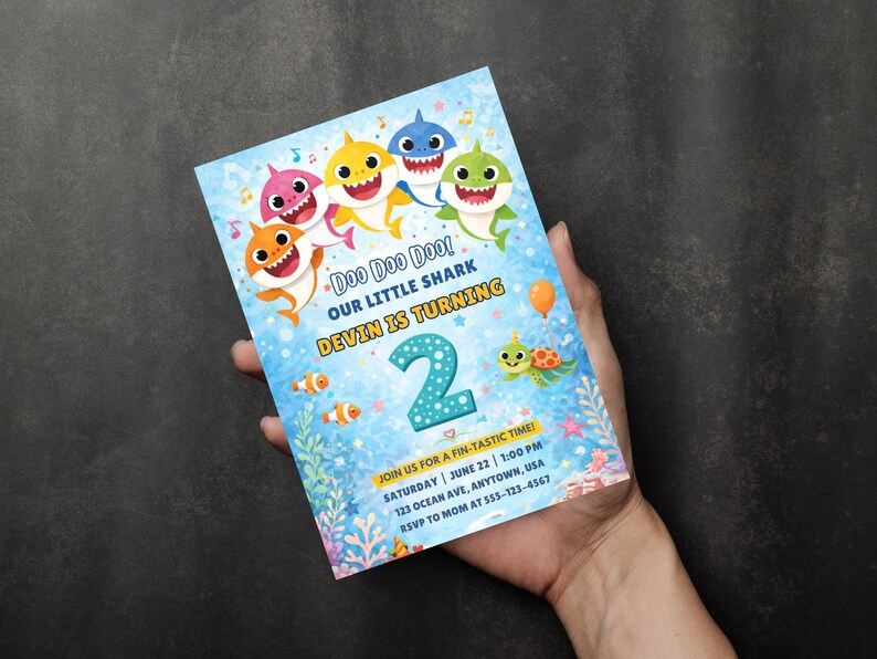 Op de afbeelding: Een set van drie keramische mokken met een gespikkelde, matte afwerking. Elke mok heeft een andere kleur: lichtblauw, cr&egrave;me en grijs. De mokken hebben een eenvoudig, modern ontwerp met een afgeronde vorm en een comfortabele handgreep.