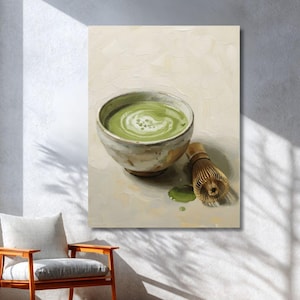 Puede incluir: Una pintura al óleo que representa un cuenco de cerámica lleno de té matcha verde vibrante con un patrón de remolino blanco, acompañado por un batidor de bambú que descansa al lado con una pequeña mancha de té verde en la superficie crema.