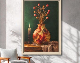 Könnte beinhalten: Ein gerahmter Kunstdruck, der ein Stillleben mit einer runden, gemusterten Vase zeigt, die mit dünnen Stielen und kleinen roten Kugeln gefüllt ist. Eine brennende weiße Kerze in einem dunklen Halter steht neben der Vase auf einer Holzfläche.