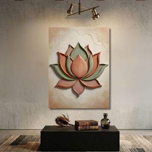 Puede incluir: Una gran pieza de arte mural texturizada con un dise&ntilde;o de flor de loto en 3D. La flor tiene capas de p&eacute;talos rosas, verdes y melocot&oacute;n sobre un fondo neutro. La obra de arte est&aacute; montada sobre una superficie texturizada blanquecina.