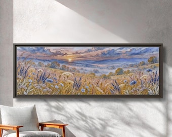 Könnte beinhalten: Ein panoramisches Landschaftsgemälde in einem dunklen Rahmen, das einen Sonnenaufgang über sanften Hügeln zeigt. Im Vordergrund befindet sich ein Feld mit Wildblumen in Gelb-, Blau- und Weißtönen, im Hintergrund sind neblige Berge zu sehen.