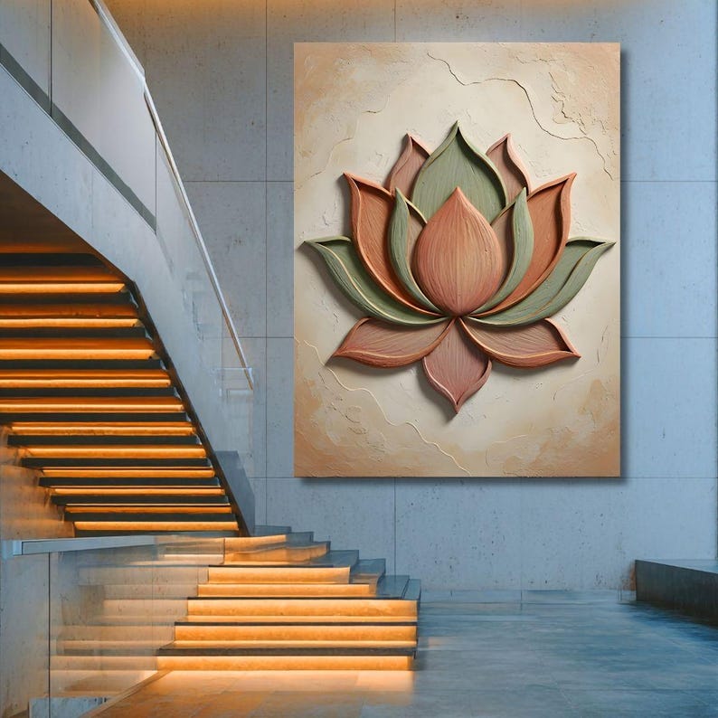 Puede incluir: Una gran obra de arte mural texturizada con un dise&ntilde;o de flor de loto en 3D. La flor est&aacute; representada en tonos de rosa, verde y naranja, sobre un fondo beige. La obra de arte se exhibe en un entorno interior moderno.