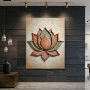 Puede incluir: Una gran pieza de arte mural texturizada con un dise&ntilde;o de flor de loto en 3D. La flor tiene capas de p&eacute;talos melocot&oacute;n, verdes y rosas sobre un fondo beige. La obra de arte est&aacute; montada en una pared oscura y texturizada.