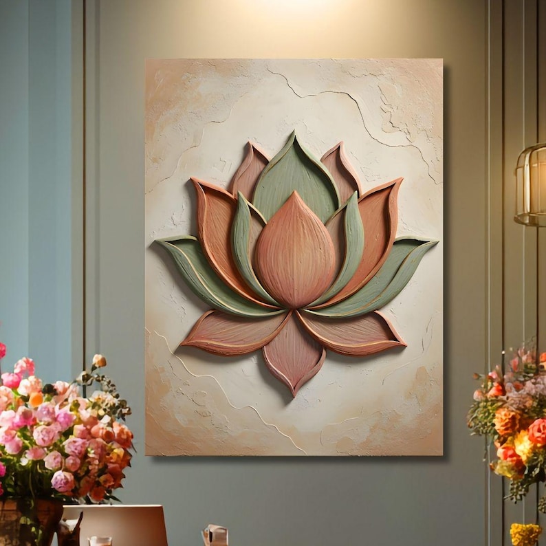 Puede incluir: Una obra de arte mural en 3D con un dise&ntilde;o de flor de loto. La flor tiene capas de p&eacute;talos rosas, verdes y naranjas, sobre un fondo texturizado blanquecino. La obra de arte es una pieza decorativa para la decoraci&oacute;n del hogar.