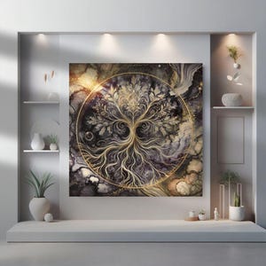 Puede incluir: Una obra de arte en lienzo cuadrada con un diseño de árbol de la vida dorado sobre un fondo oscuro y veteado. La obra está enmarcada por un contorno circular dorado, creando un punto focal. La paleta de colores incluye oro, negro y tonos morados.