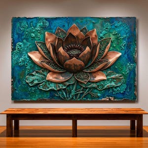Puede incluir: Una gran escultura de flor de loto color cobre con detalles intrincados, montada sobre un fondo texturizado turquesa y verde. La obra de arte se exhibe sobre un banco de madera, creando un contraste llamativo.