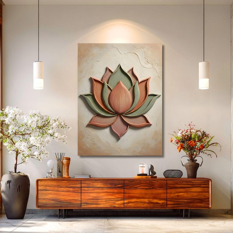 Puede incluir: Una gran pieza de arte mural texturizada con una flor de loto 3D en tonos verdes, melocot&oacute;n y rosa. La obra de arte est&aacute; montada sobre un fondo de tonos neutros, creando un punto focal en una habitaci&oacute;n bien iluminada. La habitaci&oacute;n tambi&eacute;n cuenta con un mueble de madera y plantas decorativas.