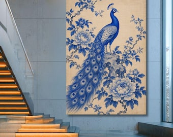 Könnte beinhalten: Ein rechteckiger Wandkunstdruck mit einer blau-weißen Illustration eines Pfaus, der auf einem Felsen sitzt. Der Pfau ist von detaillierten blauen Blumenzweigen und großen Pfingstrosen vor einem hellbeigen, strukturierten Hintergrund umgeben.