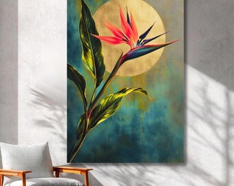 Könnte beinhalten: Ein vertikaler Wandkunstdruck mit einer leuchtend orangefarbenen, roten und blauen Paradiesvogelblume. Die Pflanze hat lange, dunkelgrüne Blätter und ist vor einem strukturierten blaugrünen Hintergrund mit einem großen, goldenen Vollmond platziert.