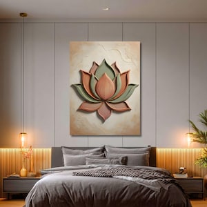 Puede incluir: Una gran pieza de arte mural texturizada con un dise&ntilde;o de flor de loto en 3D. La flor tiene capas de p&eacute;talos melocot&oacute;n, verdes y rosas sobre un fondo beige. La obra de arte se exhibe sobre una cama con ropa de cama gris.