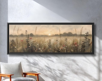 Könnte beinhalten: Ein panoramisches Landschaftsgemälde in einem schwarzen Rahmen, das ein Feld mit Wildblumen und hohem Gras bei Sonnenuntergang zeigt. Die Szene besticht durch sanftes goldenes Licht, gedeckte Erdtöne und einen dunstigen Horizont mit Bäumen.
