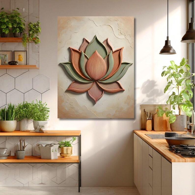 Puede incluir: Una gran obra de arte mural texturizada que representa una flor de loto en tonos melocot&oacute;n, verde y rosa. La flor est&aacute; centrada en un fondo beige con textura sutil, creando un efecto 3D. La obra se exhibe en una cocina bien iluminada.
