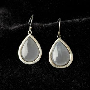 Ohrring mit grauem Mondstein im Birnen-Cabochon-Design – 925er Sterlingsilber, Geburtsstein für Juni