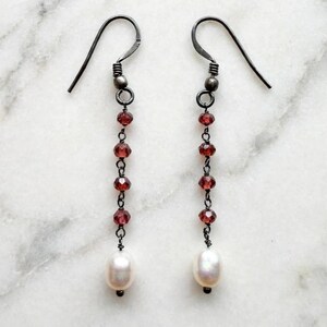 Brincos de pérola de água doce granada com lapidação cabochão sofisticada - Prata de lei 925 - Pedra do mês de janeiro