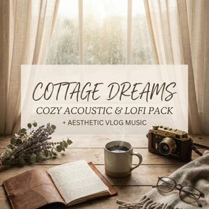 Op de afbeelding: Een stilleven met een vintage camera, een open boek, een koffiemok en een bril op een houten tafel. De tekst "COTTAGE DREAMS" wordt weergegeven, samen met "COZY ACOUSTIC & LOFI PACK" en "+ AESTHETIC VLOG MUSIC". Een boeket lavendel en een deken zijn ook aanwezig.