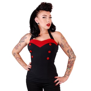 以下が含まれることがあります： 赤いハート型のネックラインと、前面に4つの赤いボタンが付いた黒いホルターネックトップ。トップは滑らかで伸縮性のある生地で作られています。
