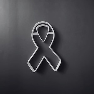 Op de afbeelding: Een witte uitsteekvorm in de vorm van een bewustzijnslint met een strakke, minimalistische omtrek. Het object heeft een klassiek lusontwerp met twee diagonale uiteinden die naar beneden wijzen, gemaakt uit één stuk gevormd kunststof.
