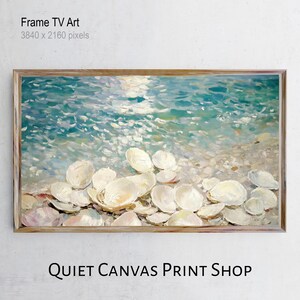 Pode incluir: Impressão em tela emoldurada de uma cena de praia com conchas brancas e água turquesa. A obra de arte tem uma moldura de madeira castanha clara. Os textos "Frame TV Art" e "QUIET CANVAS PRINT SHOP" são visíveis.