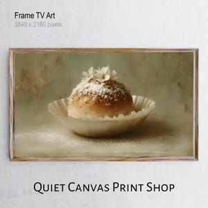 Pode incluir: Impressão emoldurada de um pastel polvilhado com açúcar de confeiteiro e coberto com flores brancas, em uma taça de papel. A imagem tem uma estética vintage. O texto "Frame TV Art" e "Quiet Canvas Print Shop" são visíveis.
