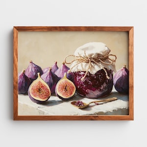 Op de afbeelding: Een ingelijst stilleven schilderij met vijgen en vijgenjam. Het schilderij toont hele en gesneden vijgen, een pot jam bedekt met een doek en vastgebonden met touw, en een kleine lepel. De vijgen zijn paars en de jam heeft een dieprode kleur.