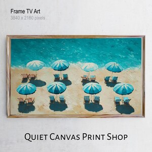 Puede incluir: Una impresión enmarcada de una escena de playa con sombrillas azules, tumbonas y agua turquesa. La obra de arte tiene un aspecto texturizado y pintado. El texto "Frame TV Art" y "QUIET CANVAS PRINT SHOP" son visibles. La imagen es una impresión digital.