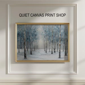 Peut inclure: Une impression sur toile encadrée représentant une forêt enneigée avec de grands arbres élancés bleus et blancs. L'œuvre est dans un cadre doré, accrochée à un mur blanc. Le texte "QUIET CANVAS PRINT SHOP" est au-dessus du cadre.